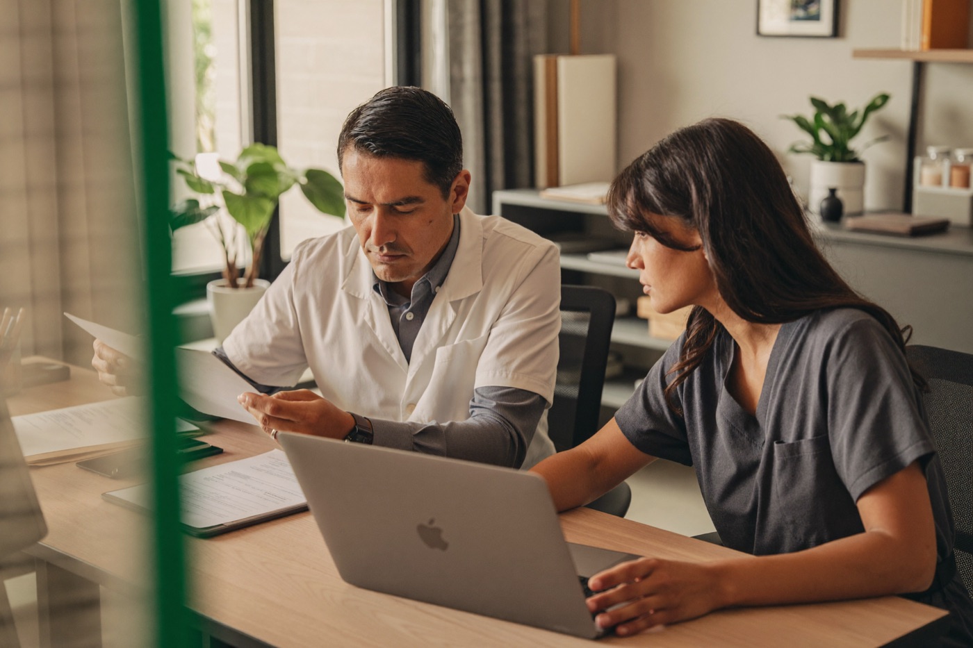 Equipo administrativo de salud revisando documentos y procesos en una clínica